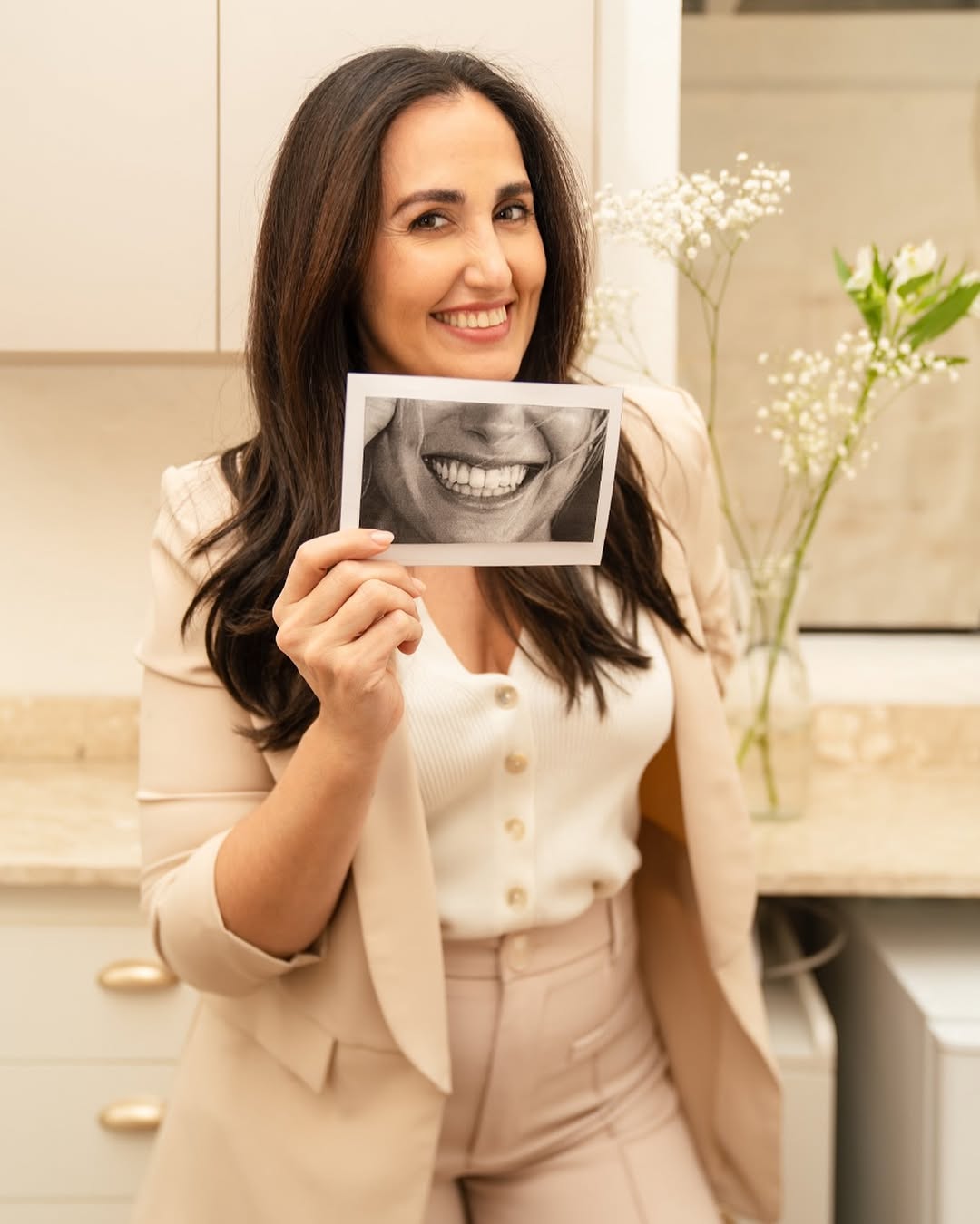 Dra. Natalia Zavala sosteniendo una sonrisa